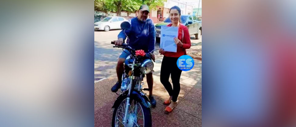 Joven le regala a su padrastro una motocicleta por haberle pagado dos carreras universitarias