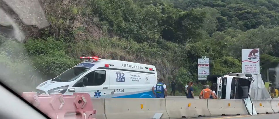 Reportan camión volcado en curva del Papaturro en La Libertad