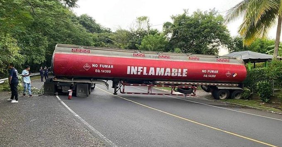 Pipa que transportaba combustible se accidenta y bloquea paso vehicular en carretera Litoral