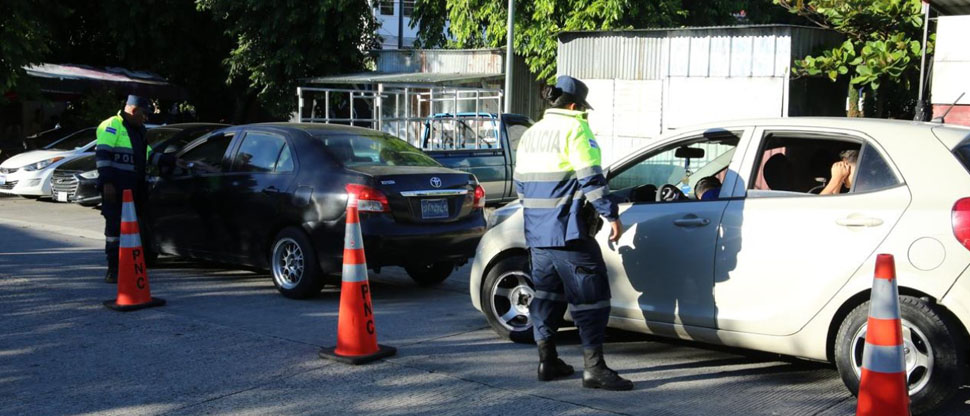 Policía instala control vehicular en la colonia 10 de octubre donde se encuentra el cerco de seguridad