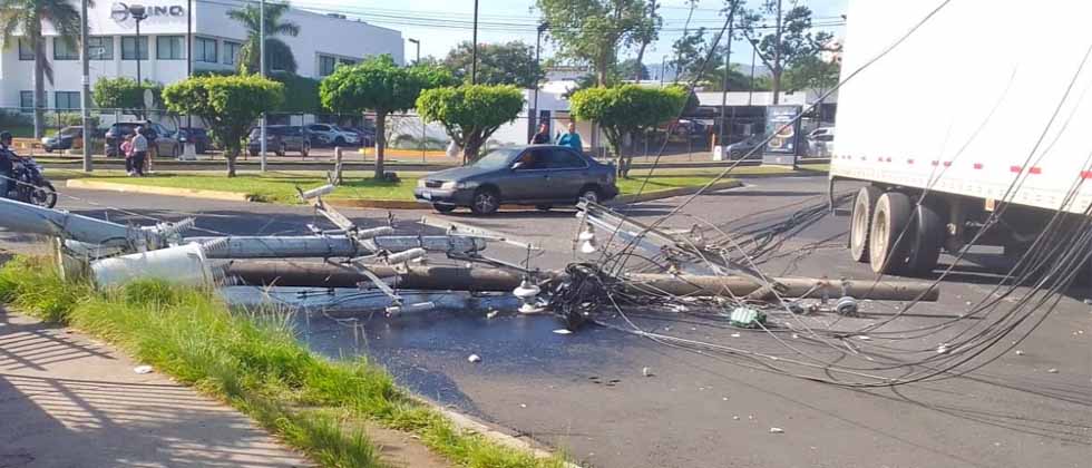 Rastra derriba un poste cerca de los centros comerciales en San Salvador