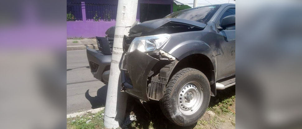 Conductor pierde el control y choca contra un poste en San Miguel