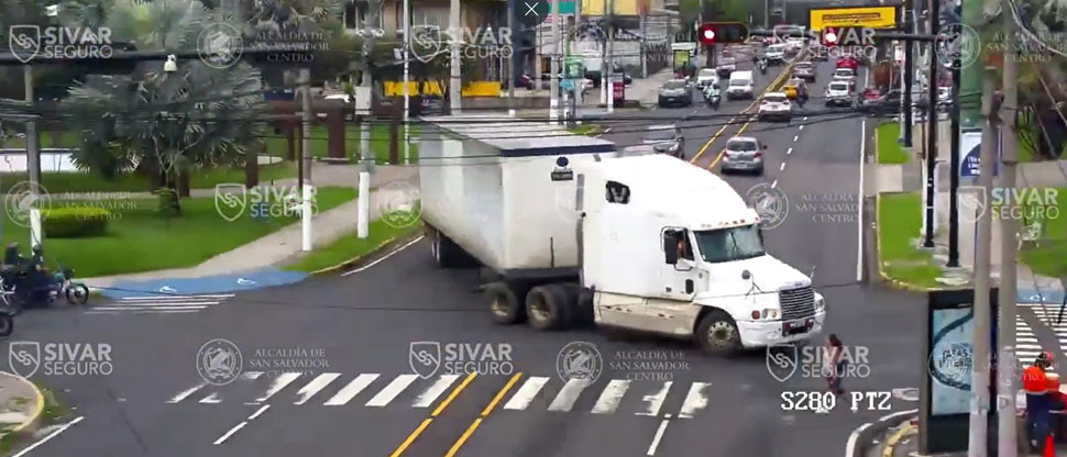 Exigen los tres Doritos después para conductor de rastra por hacer un giro indebido