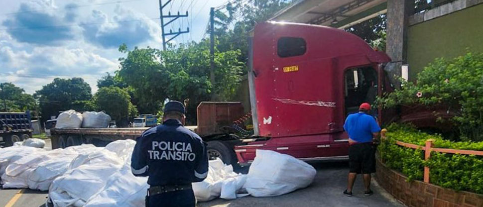 Motorista de rastra se estrella contra un muro tras perder el control