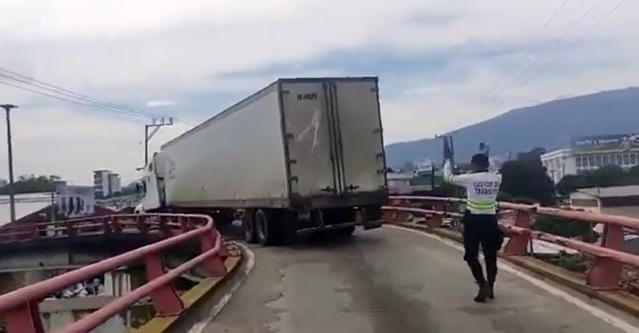 Retiran tráiler que quedó varada sobre paso a desnivel de la 49ª Sur en San Salvador