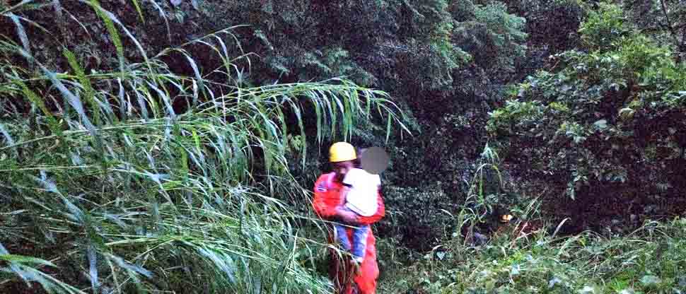 Bomberos rescatan a una madre y su hijo tras quedar atrapados por crecida de río