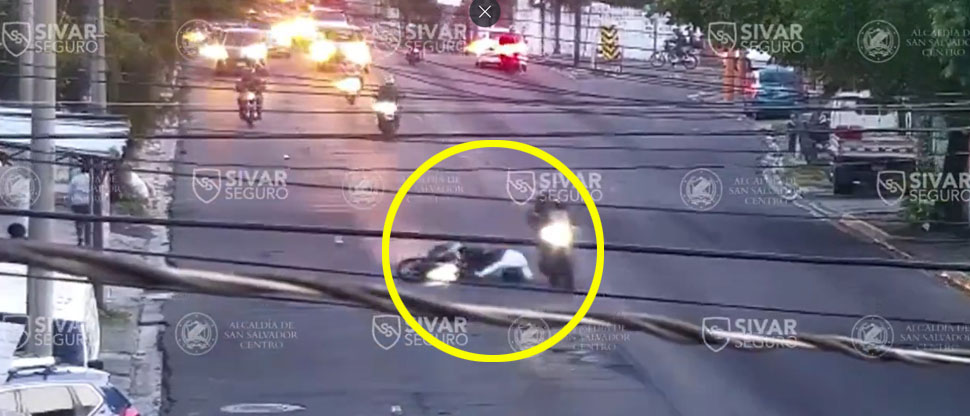 Cámaras de seguridad captan el momento exacto de motociclista cuando se accidenta