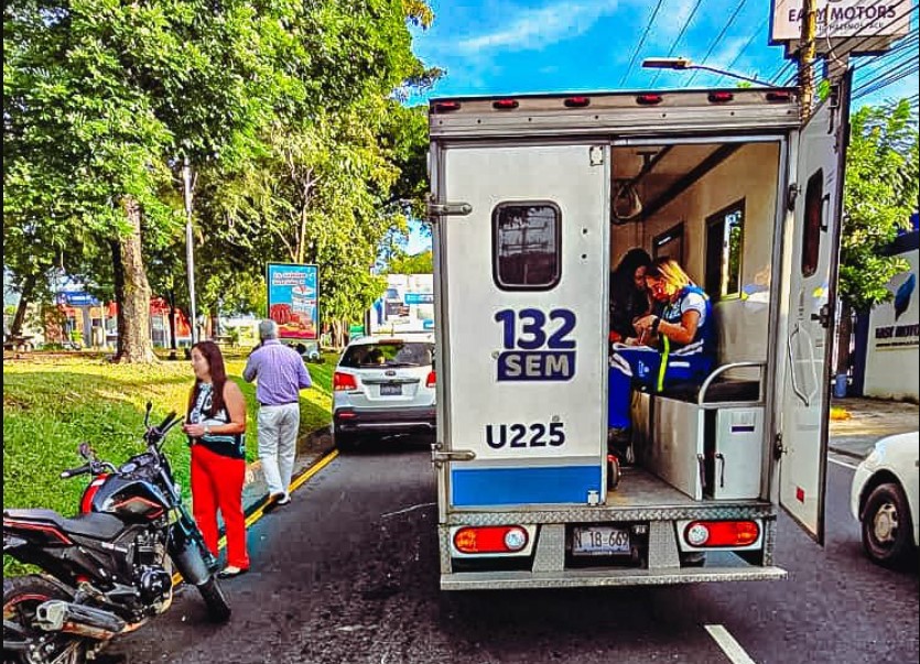 Atienden a persona que resultó lesionada tras accidente en Santa Tecla