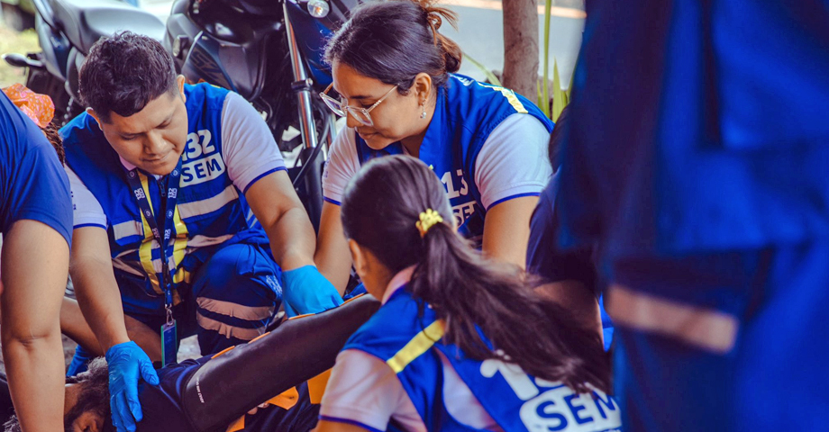 Motociclista pierde el control y cae aparatosamente sobre el pavimento en San Salvador