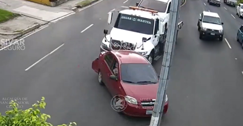 Nuevo accidente en la capital queda grabado por las cámaras de Sivar Seguro