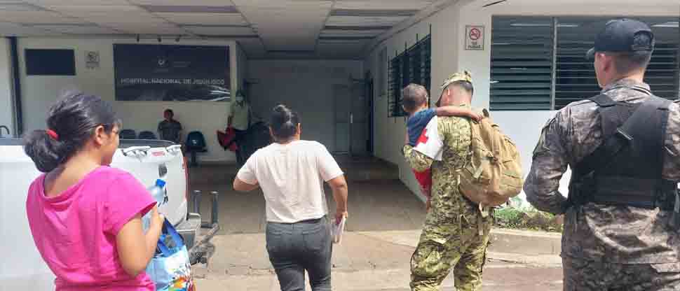 Soldados auxilian a mamá y su hijo que tenían problemas de salud