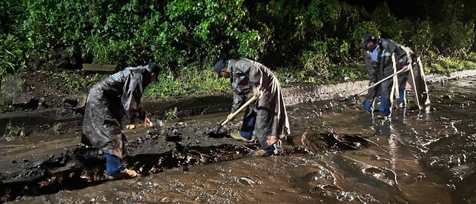Soldados apoyan a la remoción de escombros tras desbordamiento de una quebrada