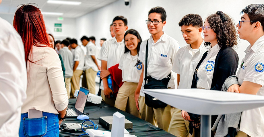 Estudiantes de Apopa reciben conocimientos sobre robótica, software y otras habilidades