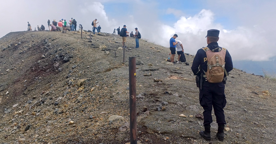 Seguridad garantizada: turistas nacionales e internacionales disfrutan de un excelente clima en el volcán Ilamatepec