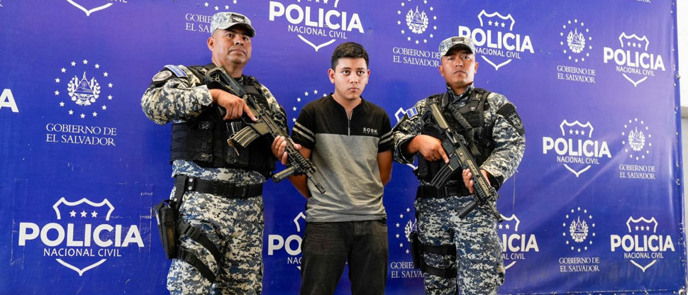 Ministro de Seguridad y Justicia, condena ataque de sujeto a dos estudiantes de la UES