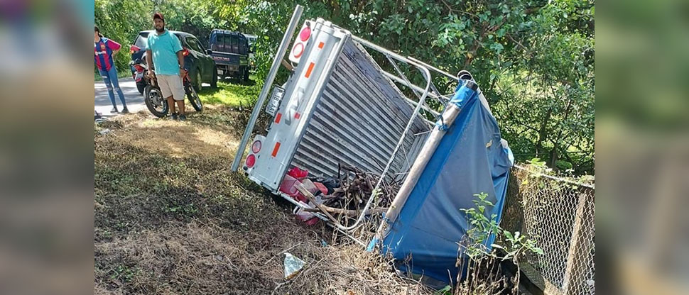 Reportan vehículo volcado en carretera que conduce al distrito de Dolores, La Unión