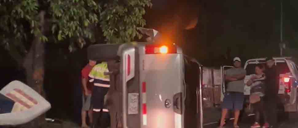 Conductor pierde el control y termina volcado cerca de la ceiba de Guadalupe