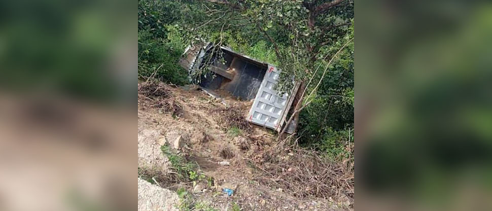 Conductor de volqueta pierde el control y cae a un barranco en Chalatenango