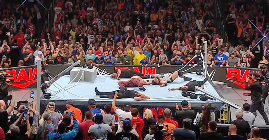 Ring de la WWE se desploma en plena batalla del Monday Night Raw