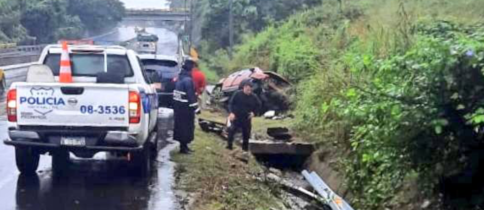 Conductor se estrella en La Paz tras poca visibilidad en la carretera