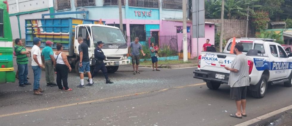 Al menos 5 lesionados tras choque de un autobús y un camión en Ahuachapán