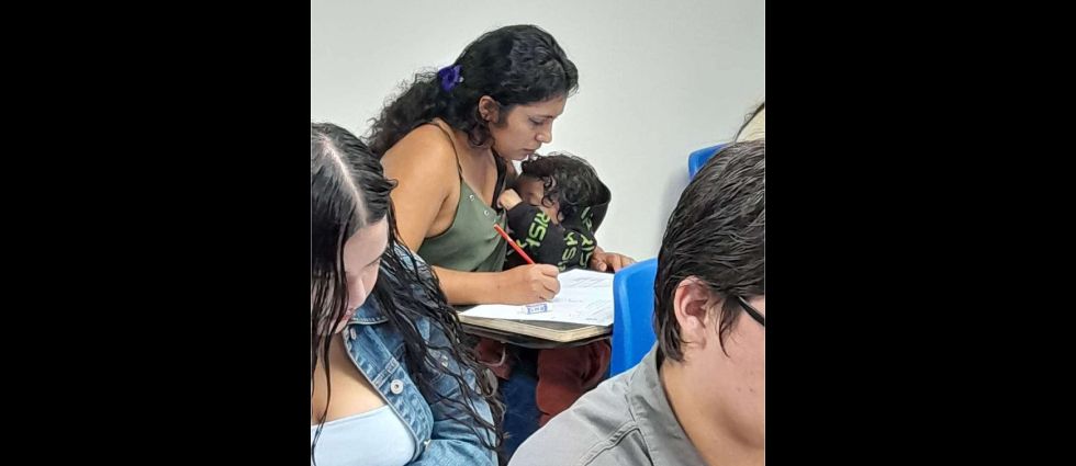 Madre con su hijo en brazos aspira a ingresar a la UES