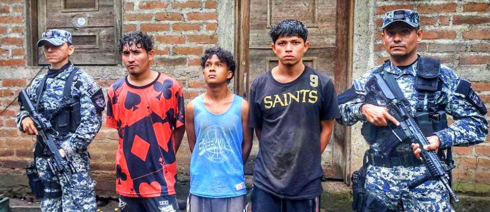 Policías sorprenden a sujetos cuando trasladaban droga en Usulután