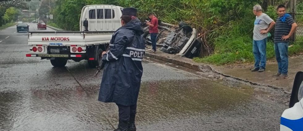 Velocidad excesiva provoca siniestro vial en autopista Comalapa