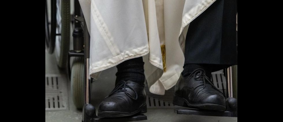 Papa Francisco dona sus zapatos a un hombre sin hogar