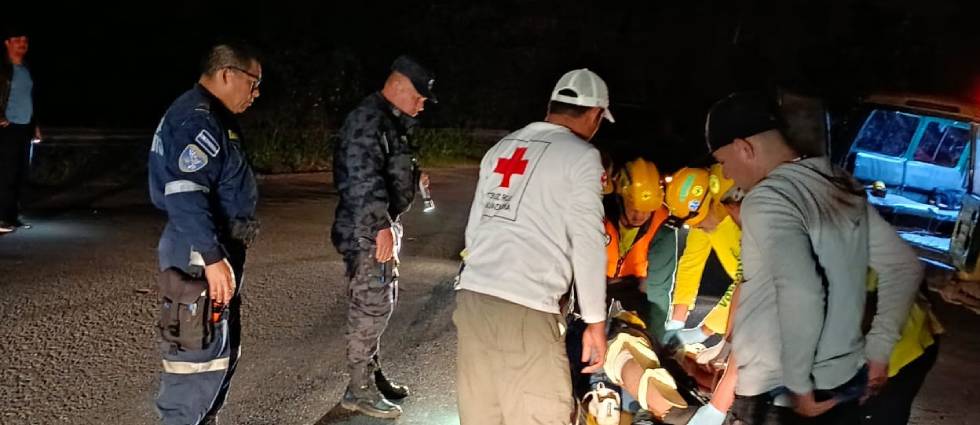 Conductor sufre fracturas y otras lesiones tras ser arrollado por una rastra en Usulután