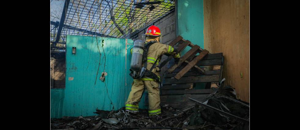 Sofocan voraz incendio sobre la alameda Juan Pablo II: «Una chispa habría alcanzado residuos sólidos»