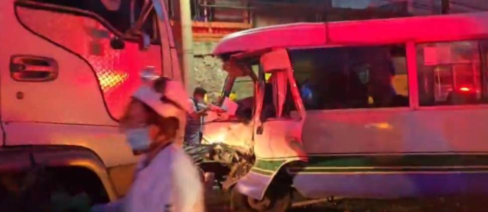 Camión choca frontalmente contra microbús de la Ruta 140 en San Salvador