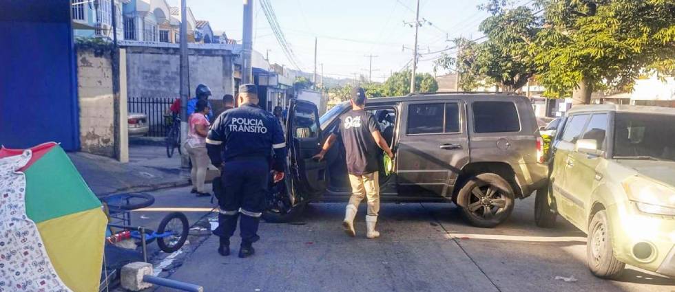 Automovilista arrolla a mujer sobre la calle principal de la residencial Versalles