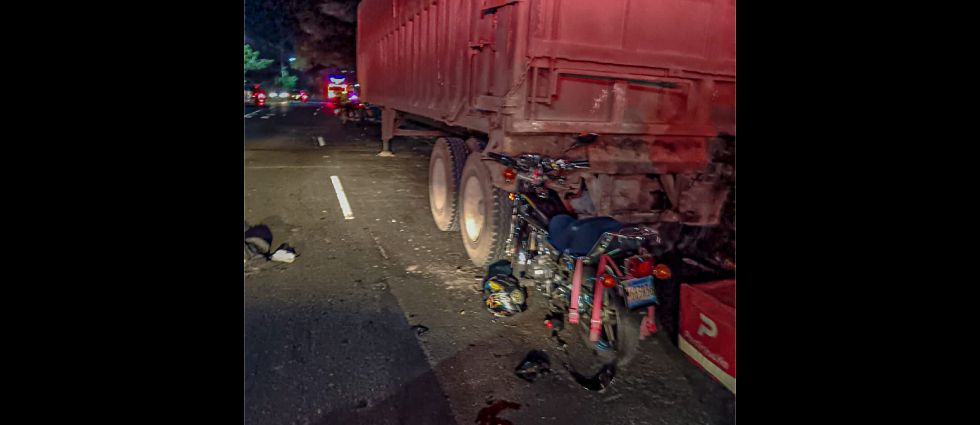 Joven delivery sufre fuerte accidente al impactar contra una rastra en Santa Tecla