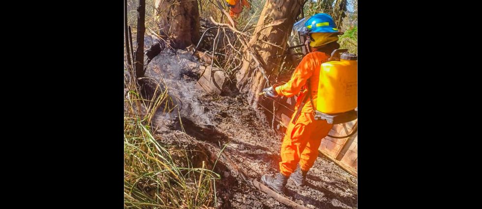 Bomberos sofocan incendio con mochilas extintoras en difícil terreno de Ilopango