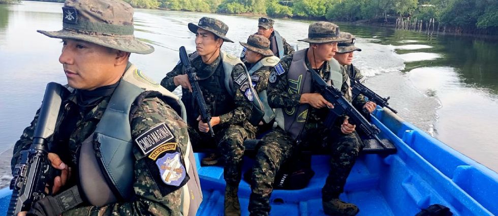 Militares patrullan manglares en busca de remanente de pandillas