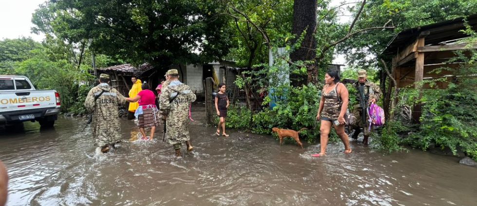 Evacuan a más de 60 familias en La Paz ante las constantes lluvias