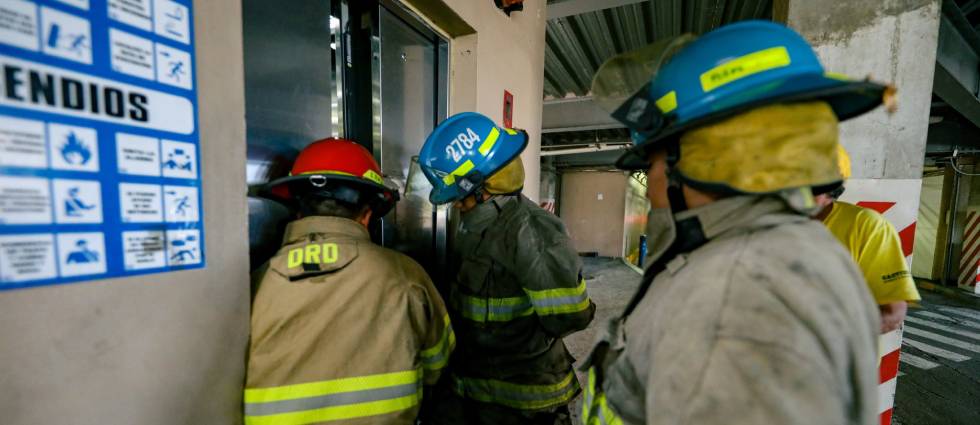 Rescatan a mujer que había quedado atrapada en un ascensor en la colonia Escalón