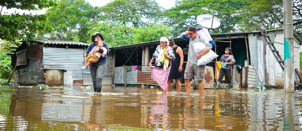 Autoridades evacuan a 29 familias más en San Vicente