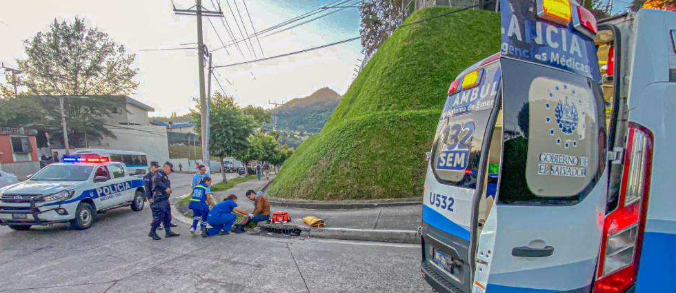 Joven acaba con una fractura tras accidente en el bulevar del Ejército