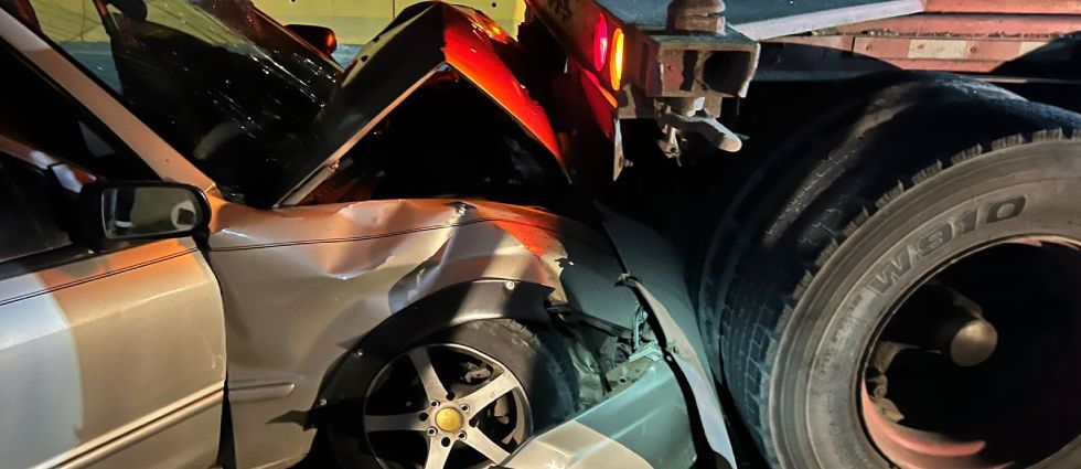 Automovilista pierde la vida tras impactar contra una rastra en La Libertad