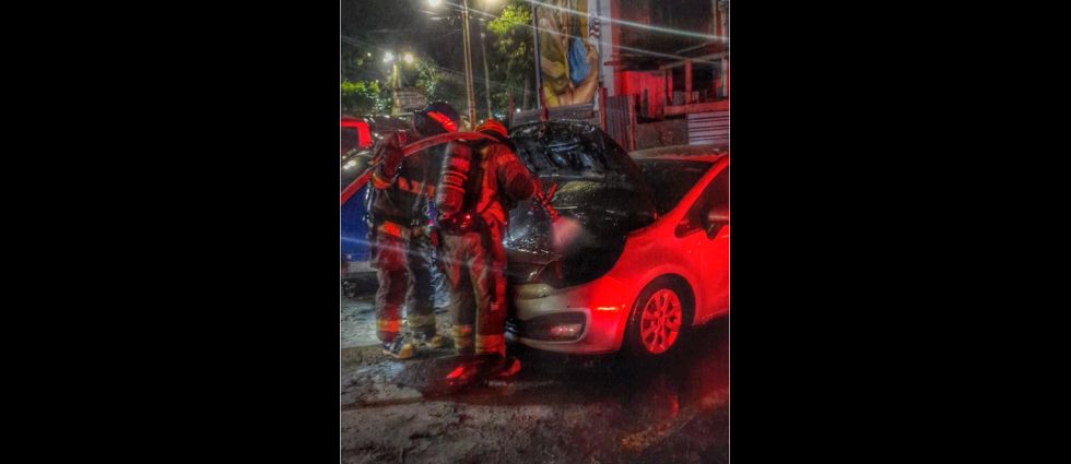 Bomberos actúan con rapidez y sofocan incendio en un vehículo en San Salvador