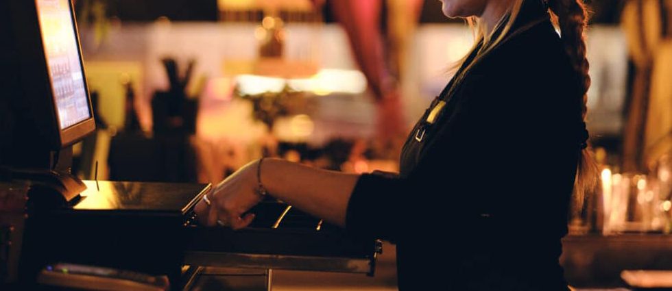 Cajeras de restaurante en Santa Ana señaladas de desfalcar más de $24 mil seguirán presas