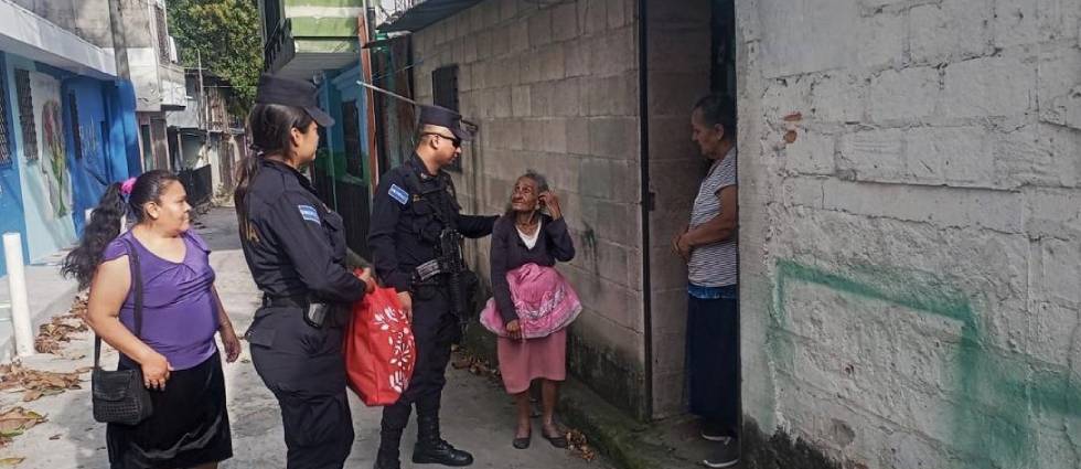 Policías ayudan a una anciana de 91 años a volver a su hogar tras extraviarse en San Marcos