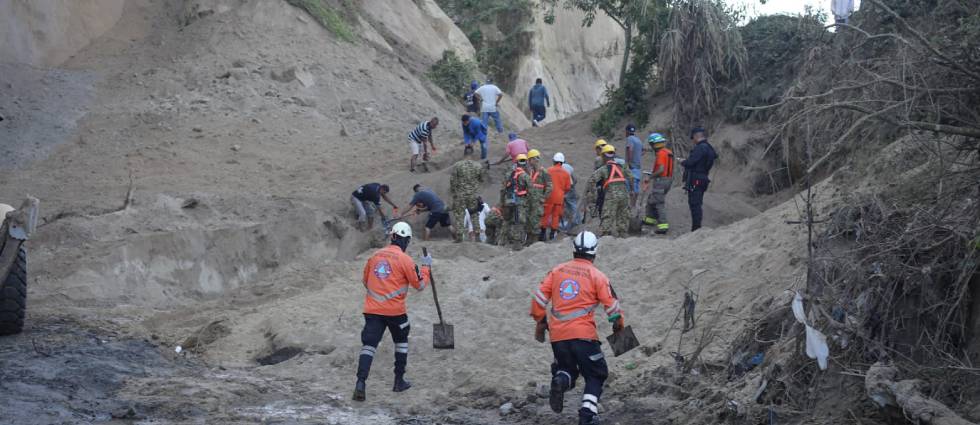 Bomberos reporta personas soterradas tras colapso de un talud de tierra en Cuscatlán