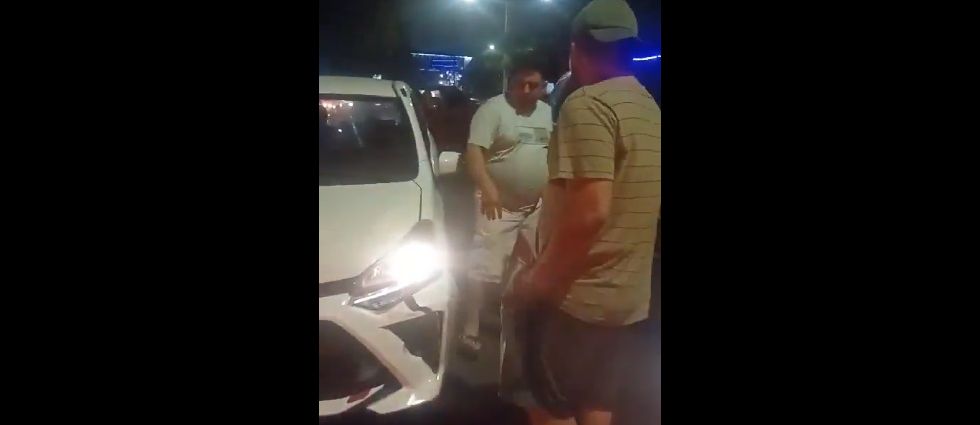 Ebrio al volante, con su pareja e hijo menor a bordo, choca frente al hospital Bloom