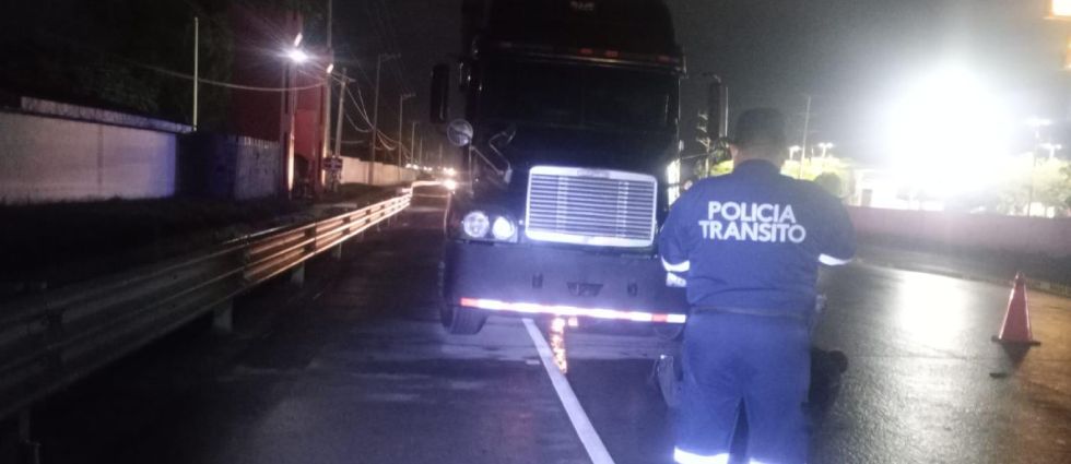 Hombre pierde la vida tras ser arrollado por una rastra en La Libertad