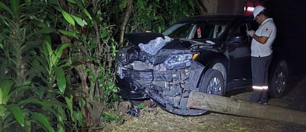 Automovilista impacta contra un poste del tendido eléctrico en Usulután