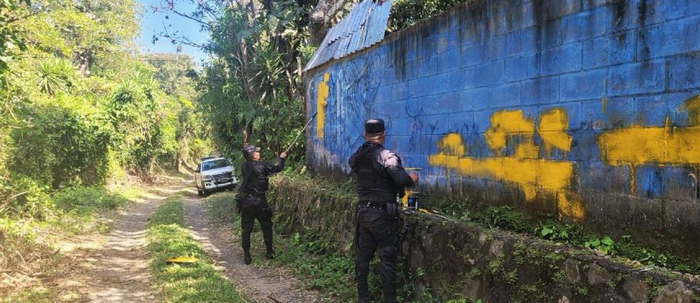 Policías borran grafiti de la MS en zona rural de Panchimalco
