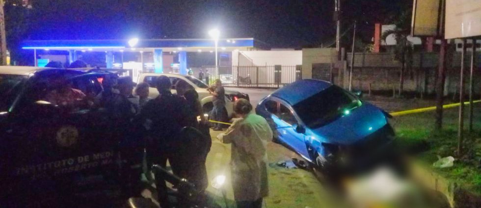 Motociclista que salía de una gasolinera pierde la vida al ser arrollado por un auto en Santa Tecla